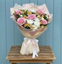 Букет цветов из:  Гвоздики, Орхидеи и Розы в Старокорсунской