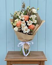 Букет цветов из:  Альстромерии, Лизиантусы, Розы и Хризантемы в Старокорсунской