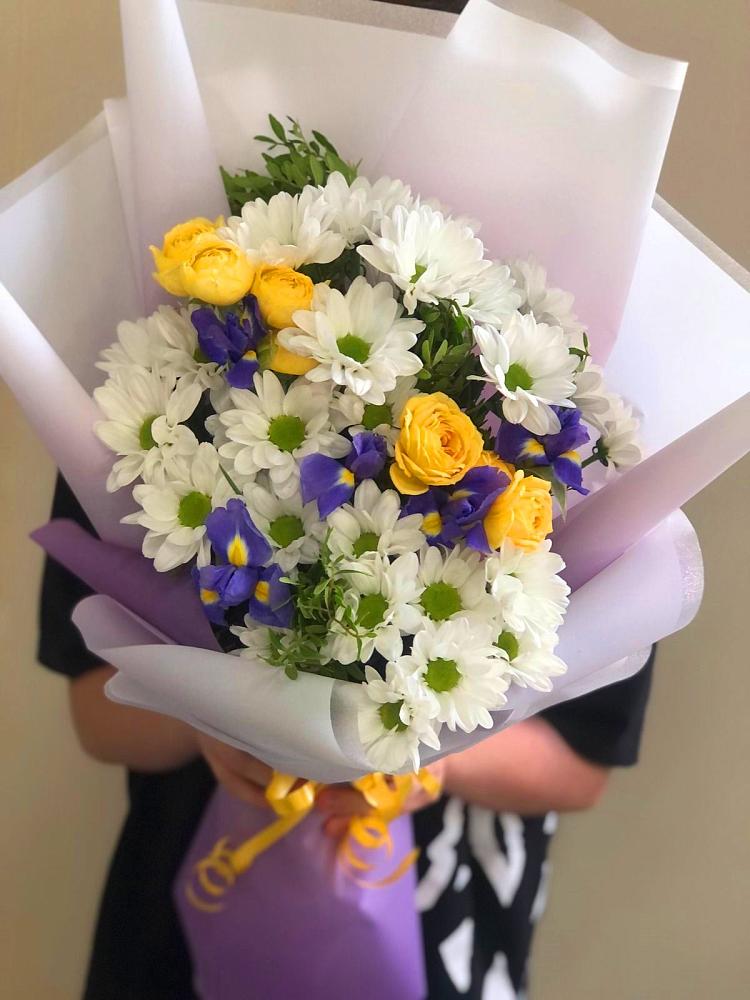 Букет цветов из: Ирисы, Хризантемы и Розы в Старокорсунской