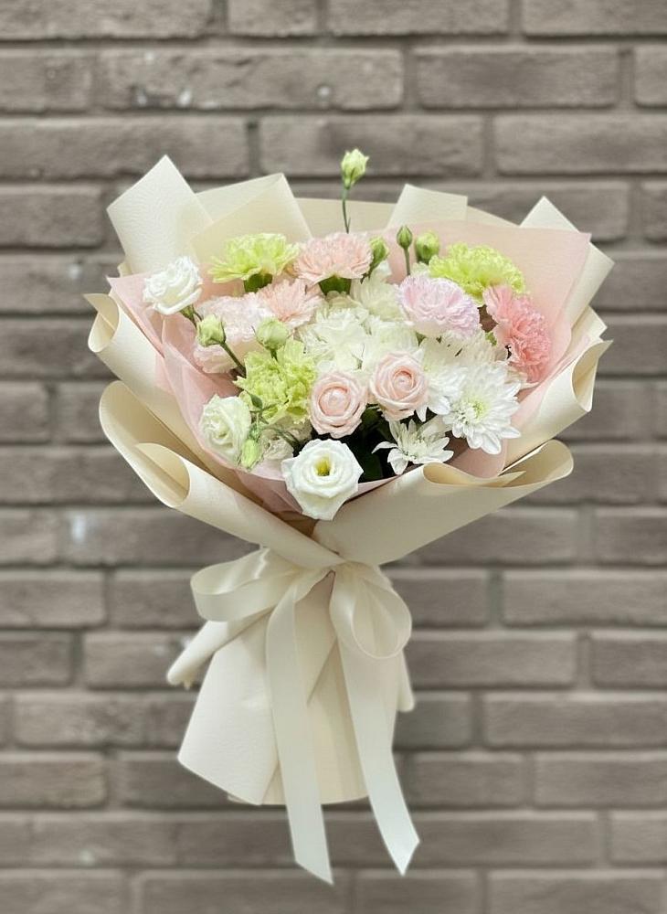 Букет цветов из: Гвоздики, Розы, Лизиантусы и Хризантемы в Старокорсунской