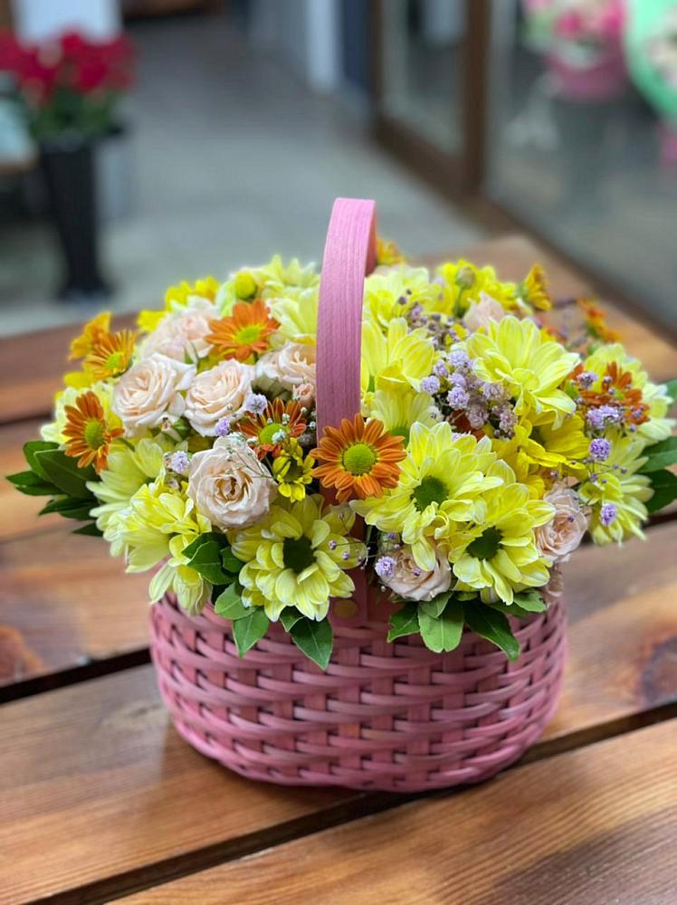 Цветочная композиция из Хризантемы и Розы в корзине в Старокорсунской