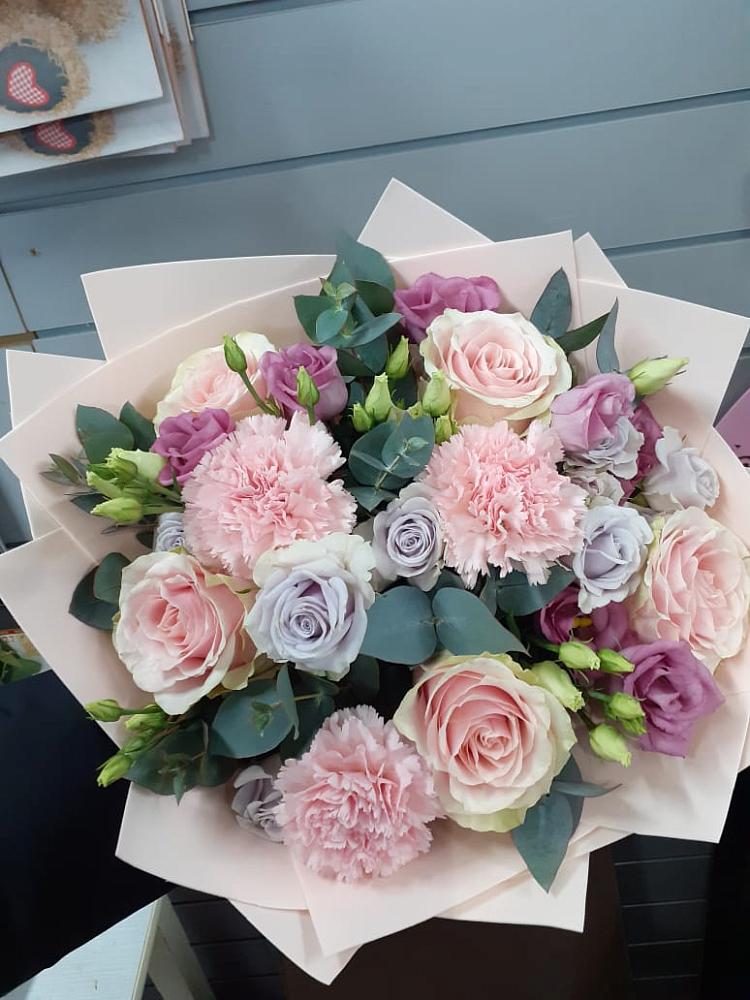 Букет цветов из: Розы, Гвоздики и Лизиантусы в Старокорсунской